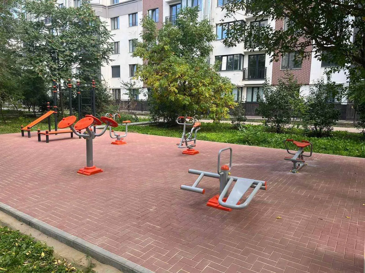 Завершены работы по обустройству фитнес-площадок возле домов по ул. Албишоара