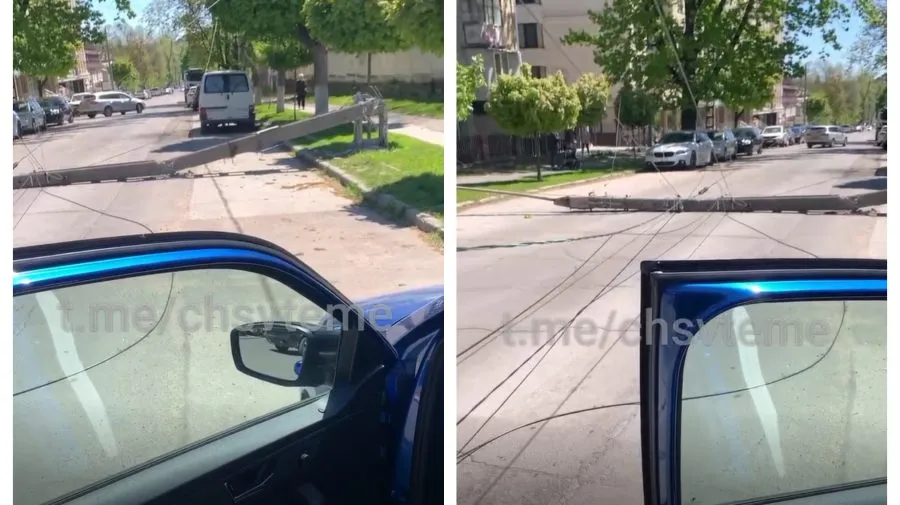 В столице бетонный столб упал на дорогу