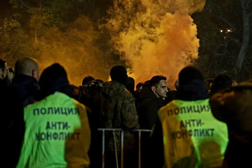 В Болгарии футбольные фанаты подрались с полицией: десятки пострадавших