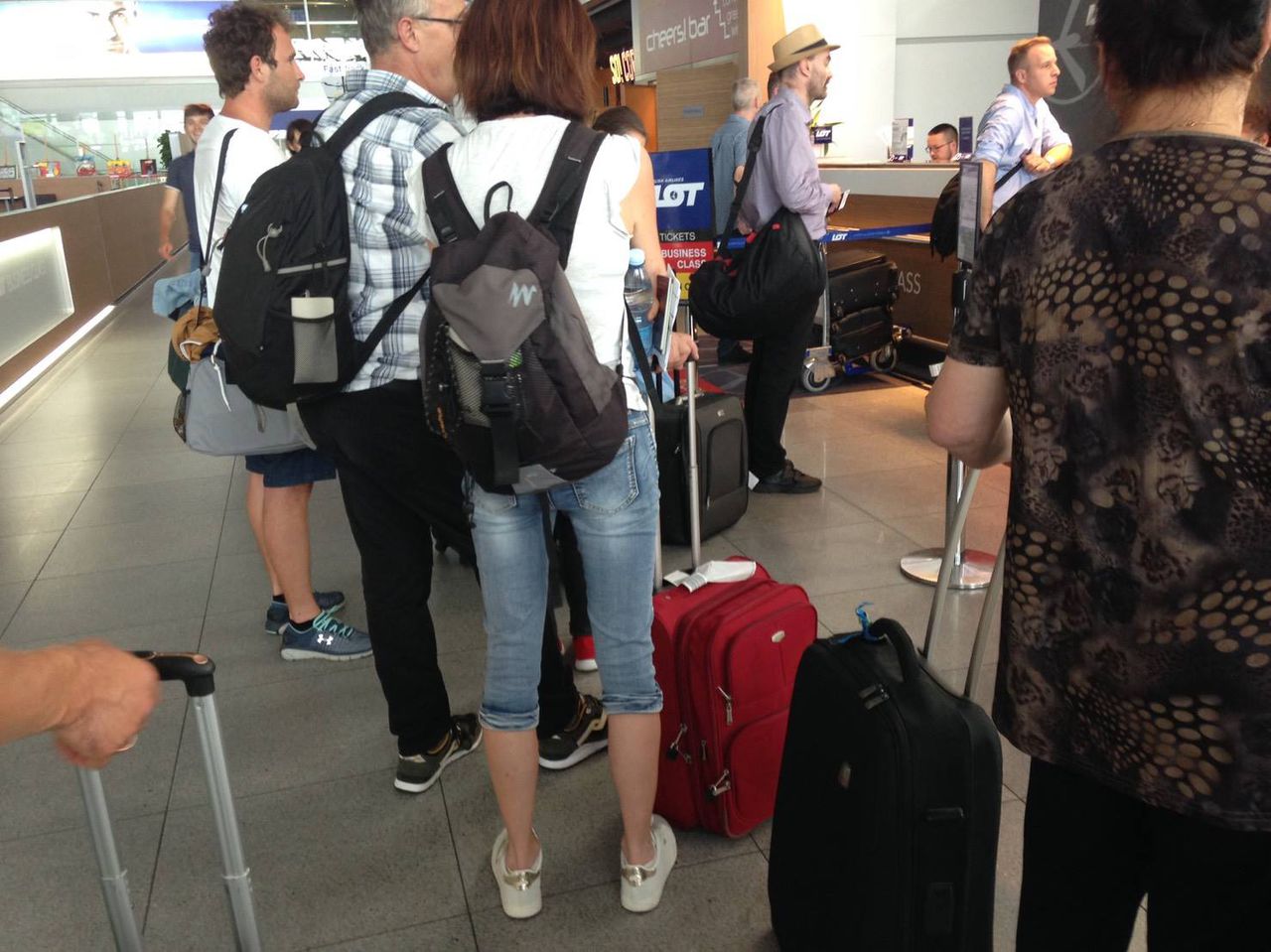Călătorie de coșmar: Moldoveni, blocați pe Aeroportul Chopin Varșovia