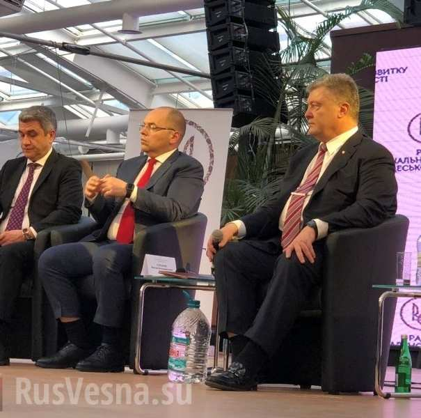 В Сети высмеяли фото Порошенко с бутылью воды: "Чистейший спирт?"