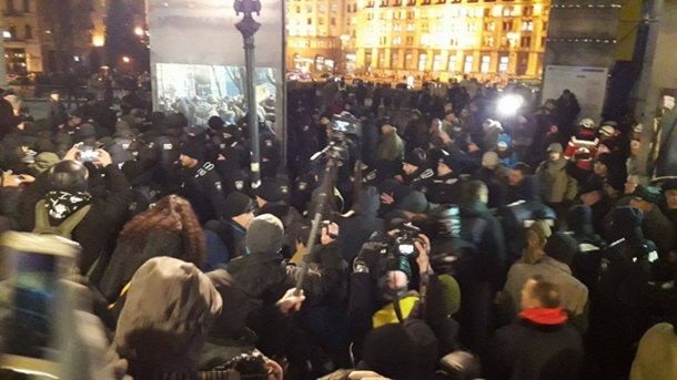 В Киеве на Майдане появились палатки