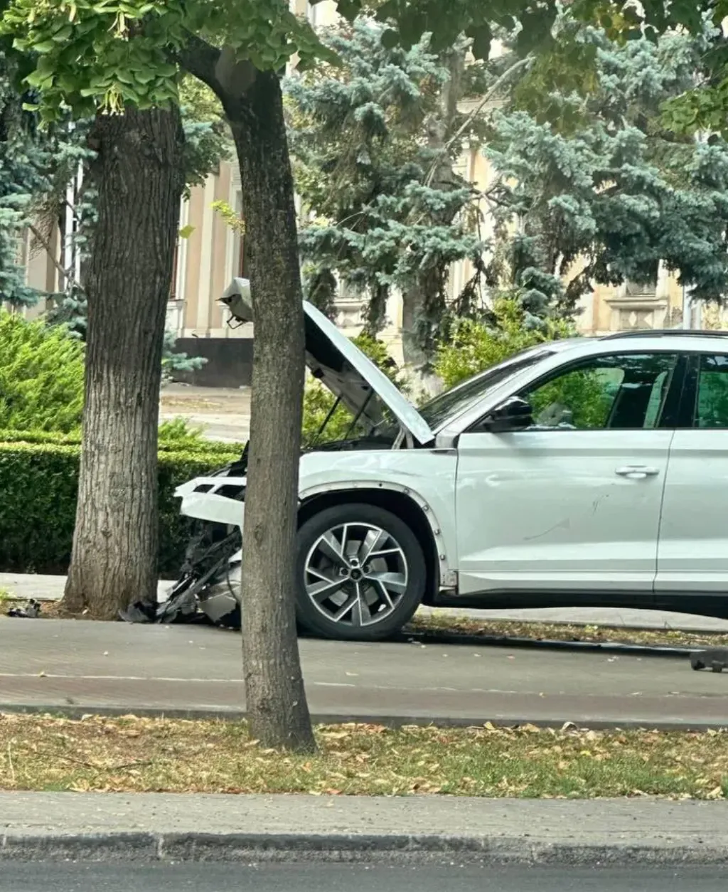 В центре Кишинева произошло ДТП: автомобиль вылетел на тротуар у здания парламента