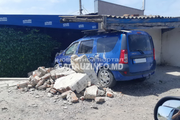 В Комрате произошло ДТП: автомобиль снес остановку