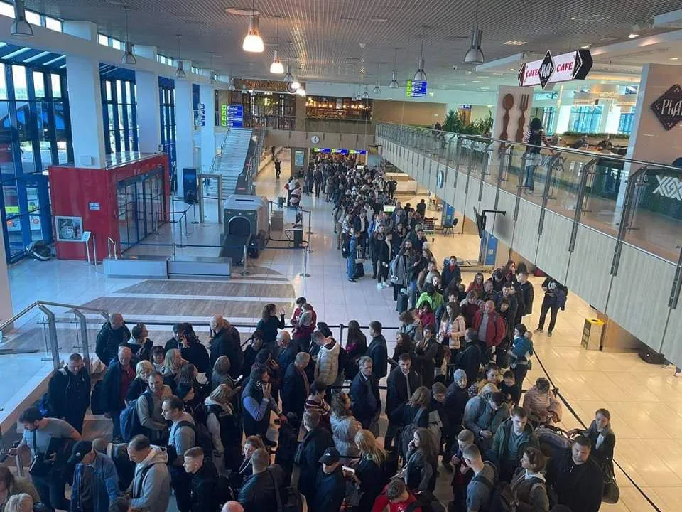 В аэропорту Кишинева люди стоят в огромных очередях