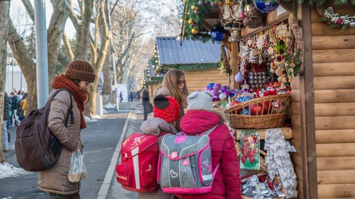 Жители столицы спешат за подарками для близких на Рождественскую ярмарку