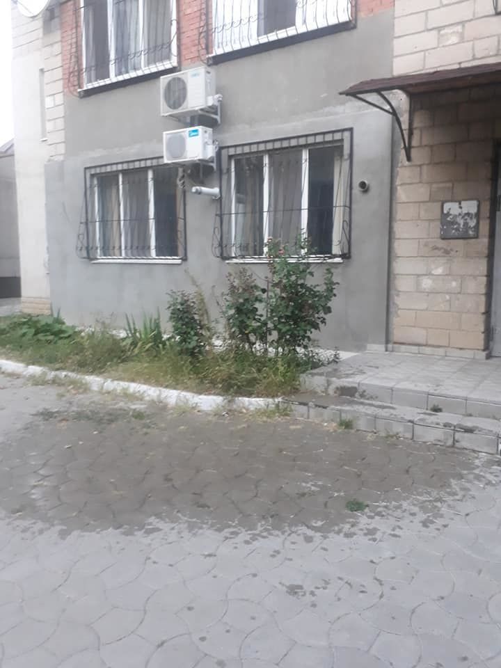 В Кишиневе пожилая женщина облила детей из окна холодной водой