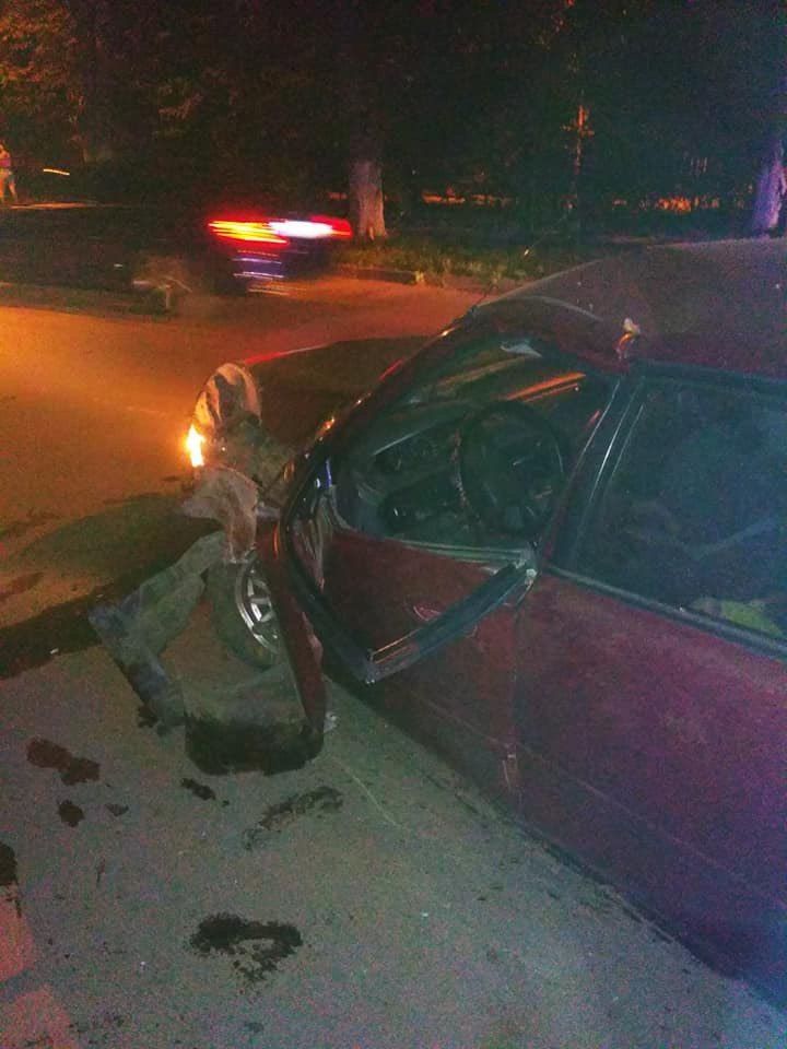 В столице 49-летний водитель врезался в дерево и попал в больницу
