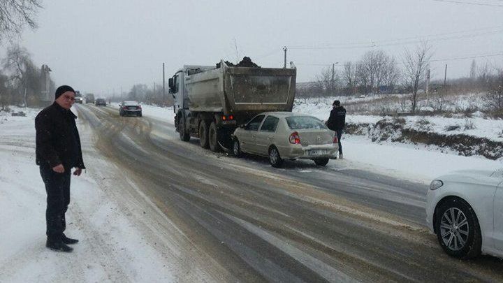 На трассе Кишинев-Унгены легковушка въехала в грузовик