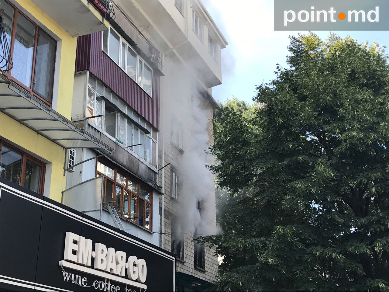 Мощный пожар охватил многоэтажку в центре Кишинева
