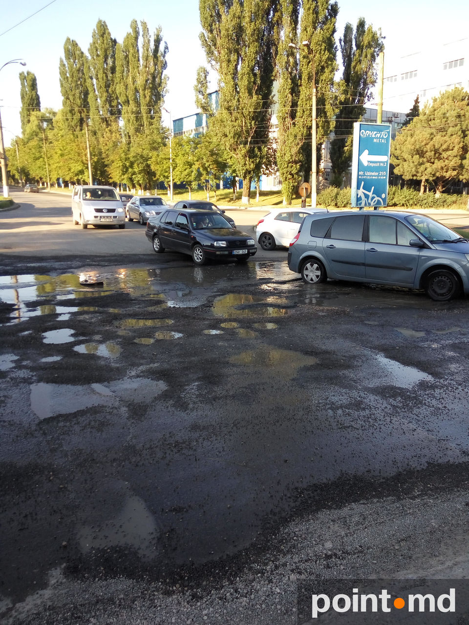 В Кишиневе машины проваливаются в огромные ямы