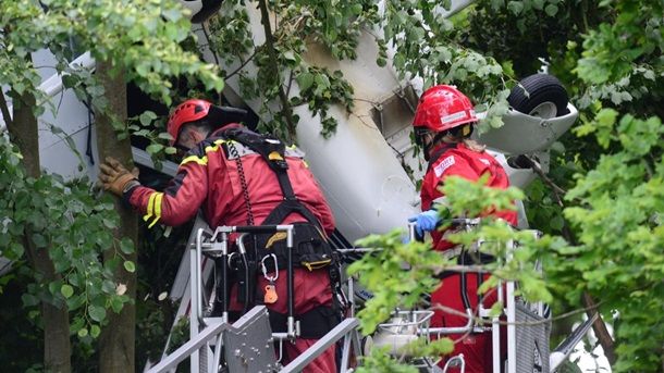 В Германии самолет с людьми застрял на дереве