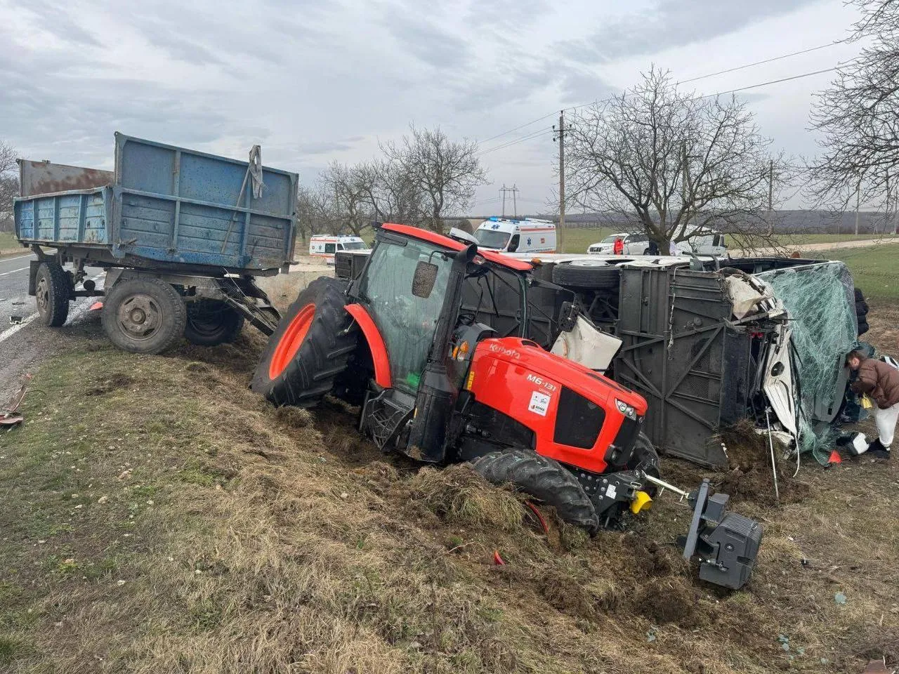 Accident în raionul Ștefan Vodă: Un autocar s-a tamponat cu un tractor