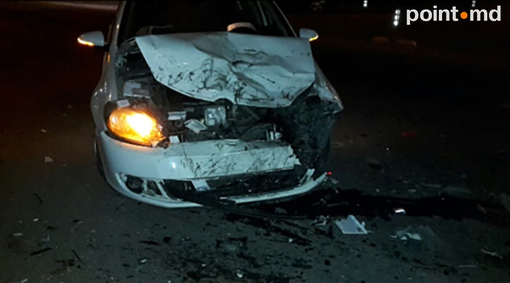 Nu a acordat prioritate unui alt automobil. Un taximetrist, la spital