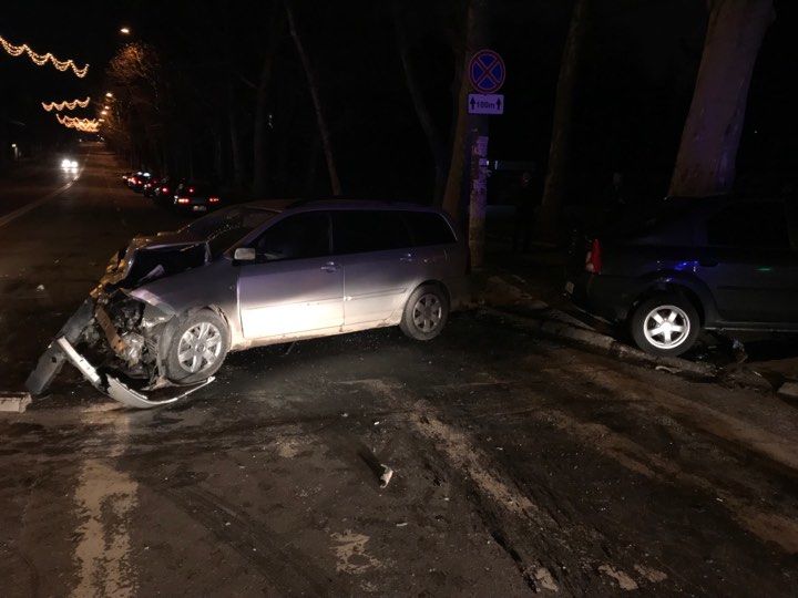 Accident nocturn în Capitală: O Toyota s-a „pupat” cu un Logan
