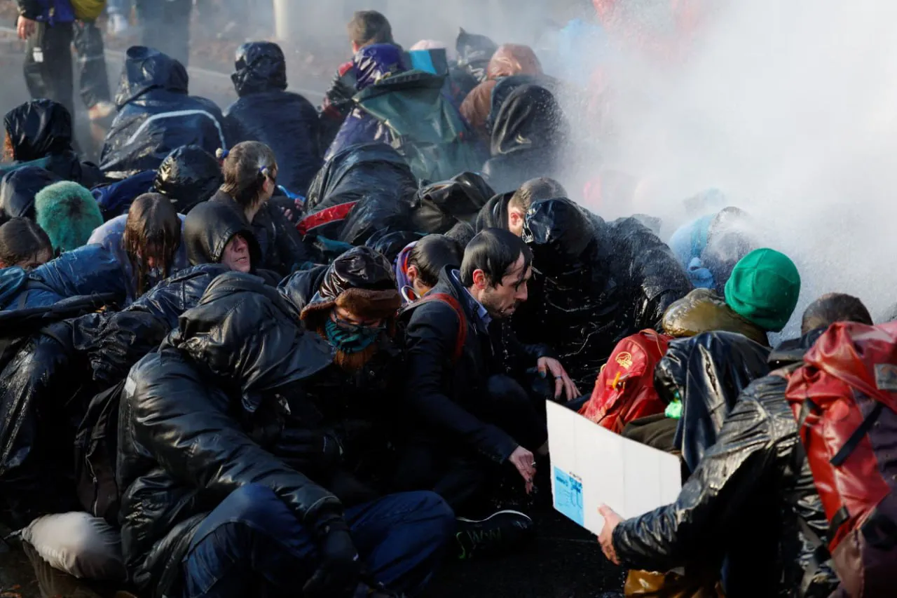 В Гааге полиция жестко разогнала митинг экоактивистов: задержали 700 человек