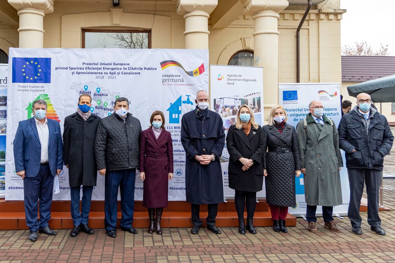 Майя Санду в строительном жилете и каске открыла работы на водопроводных  сетях Единец