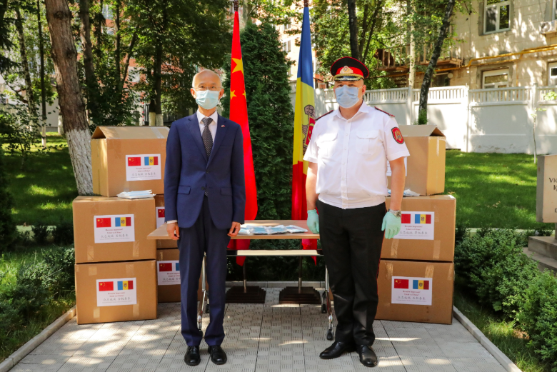 Руководство инспектората карабинеров поблагодарило Китай за партию масок