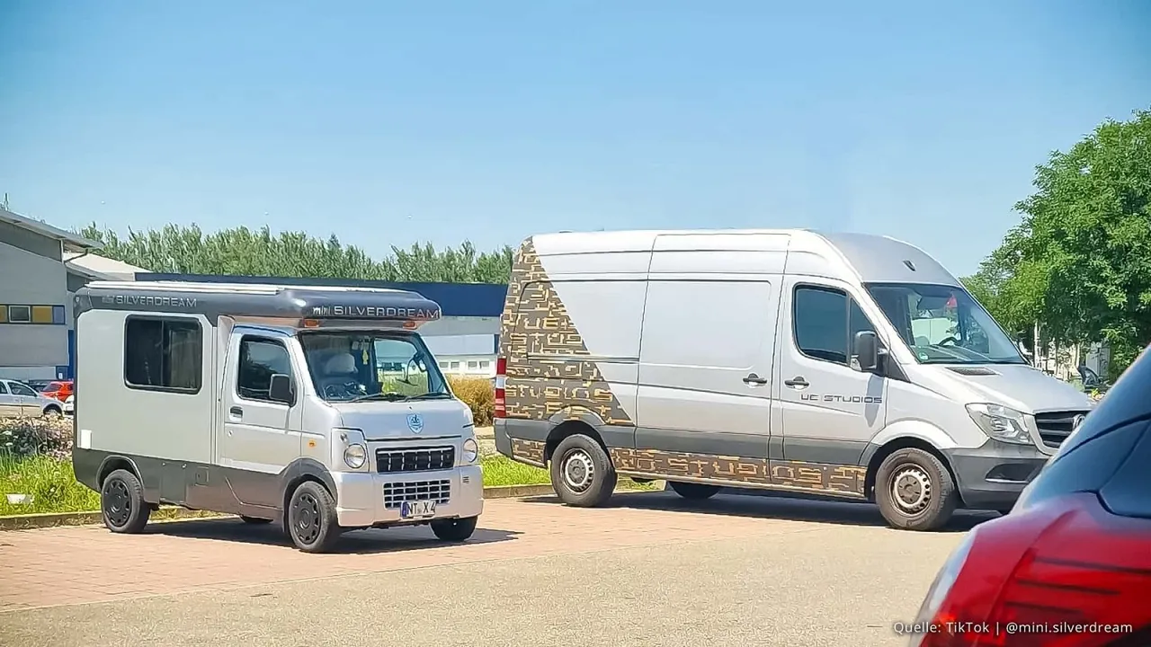 Un automobil Mazda de dimensiuni reduse de 3,4 metri, transformat într-o casă pe roți confortabilă