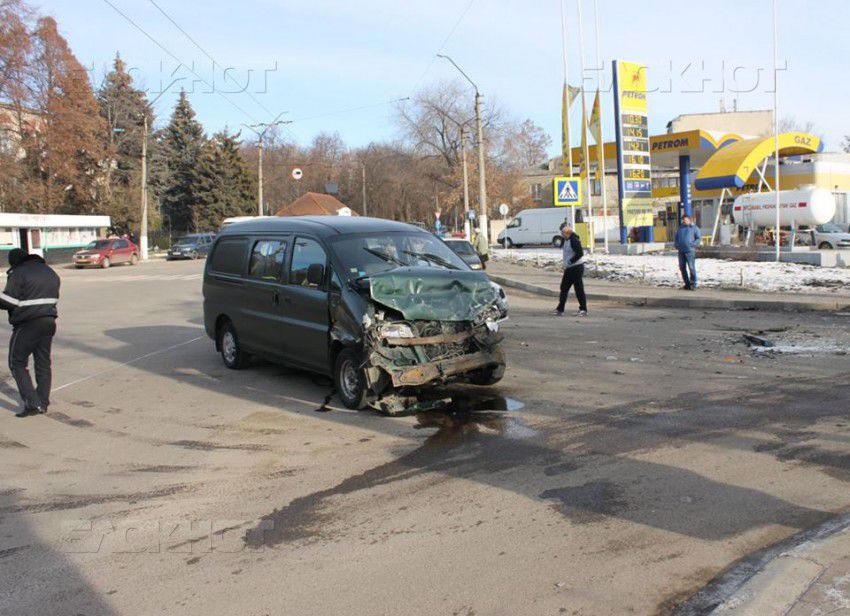 В Бельцах в результате аварии перевернулся микроавтобус