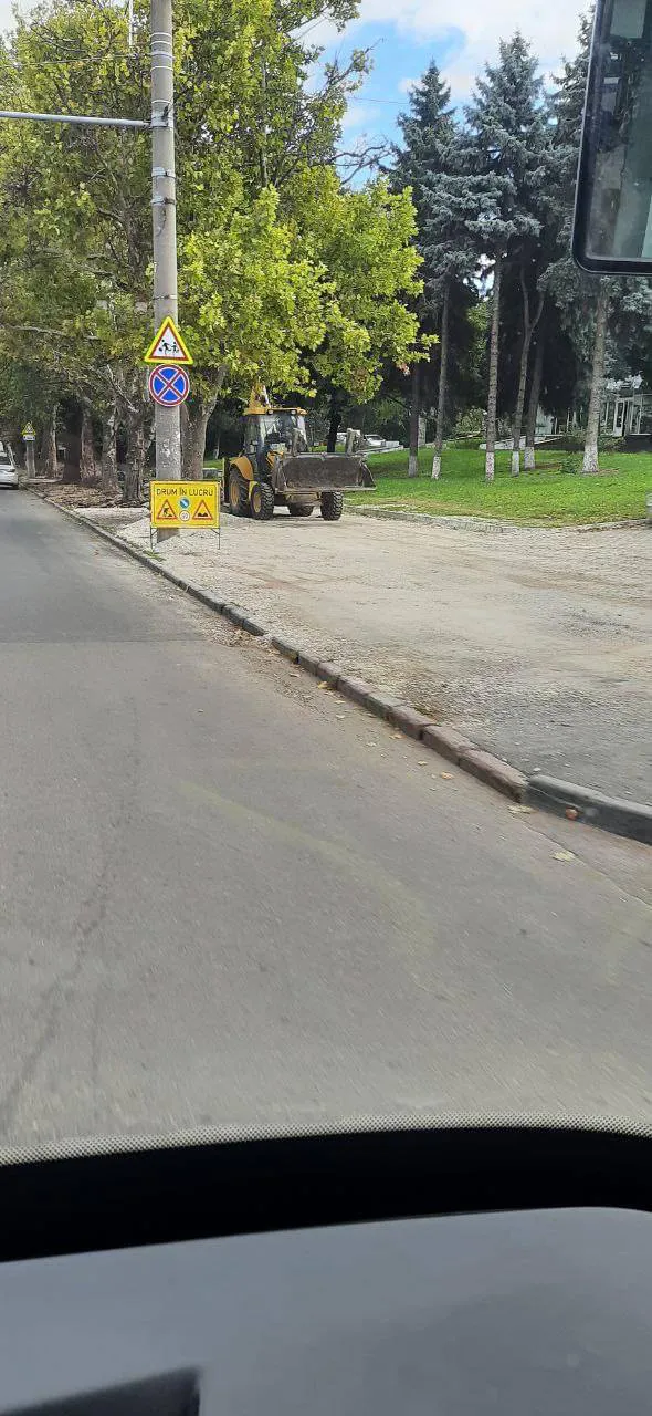На улице Каля Ешилор в Кишиневе ремонтируют тротуар и проезжую часть