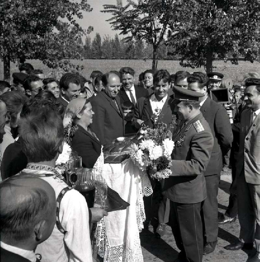 Опубликованы фотографии, как молдаване встречали космонавтов
