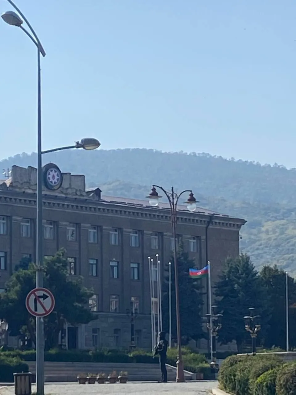 Алиев поднял азербайджанский флаг в столице Нагорного Карабаха