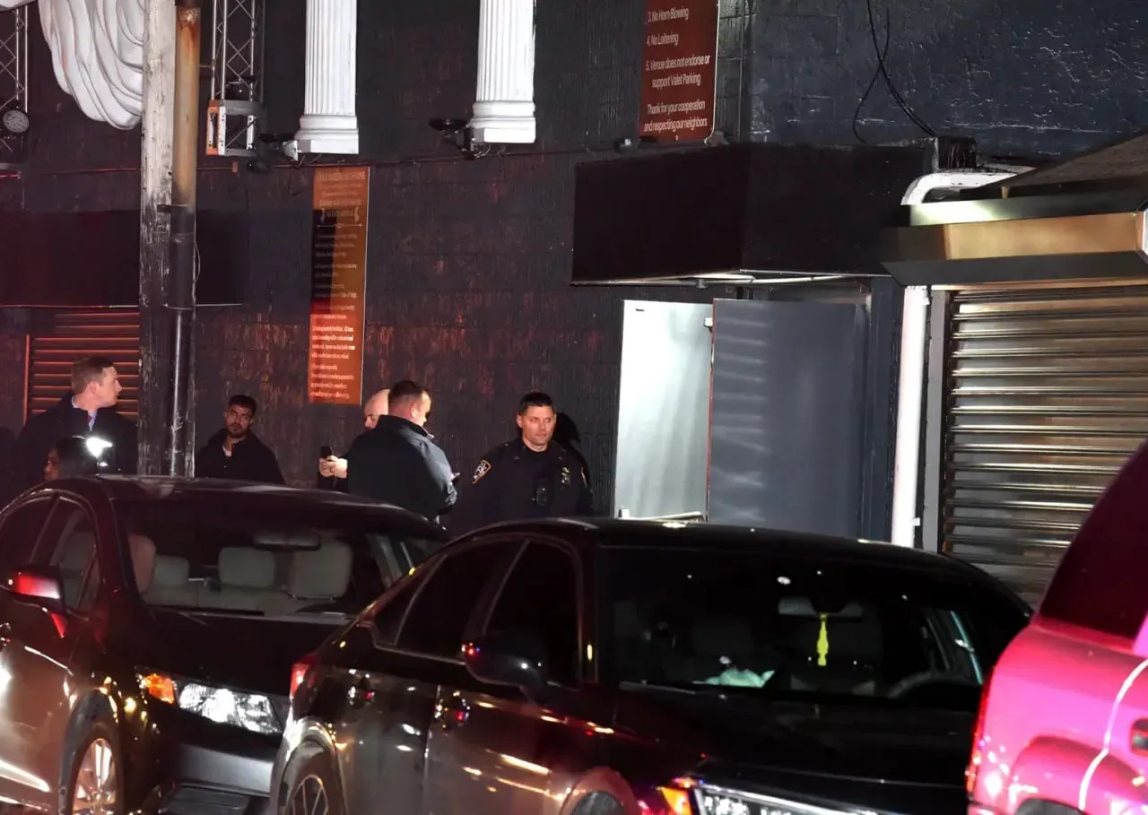 Un necunoscut a deschis focul asupra oamenilor în apropierea unui club de noapte din New York