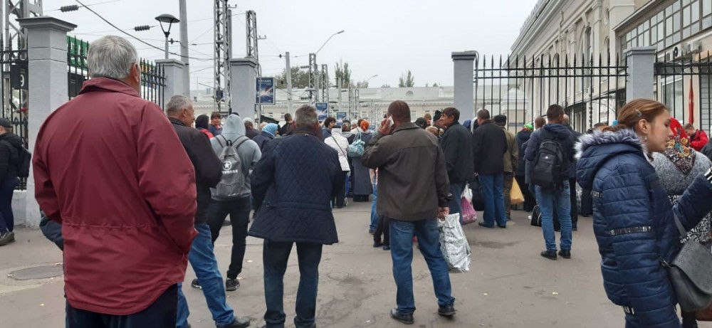 В Одессе после сообщения о бомбе из здания вокзала эвакуировали людей