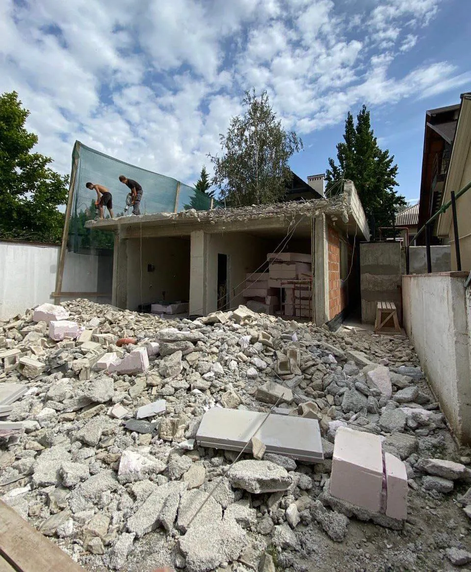O clădire din sectorul Buiucani, construită fără autorizație, a fost demolată