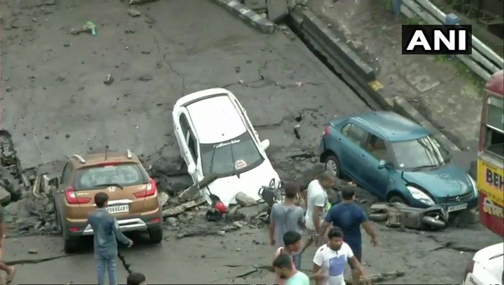 В Индии обрушился мост, есть жертвы