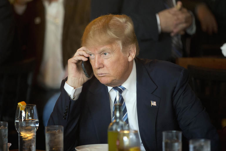 Трамп ставит США под удар, используя незащищенный смартфон