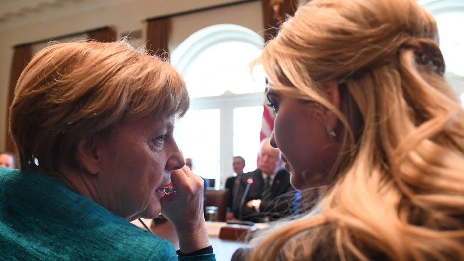В соцсетях шутят над тем, как Меркель посмотрела на Иванку Трамп