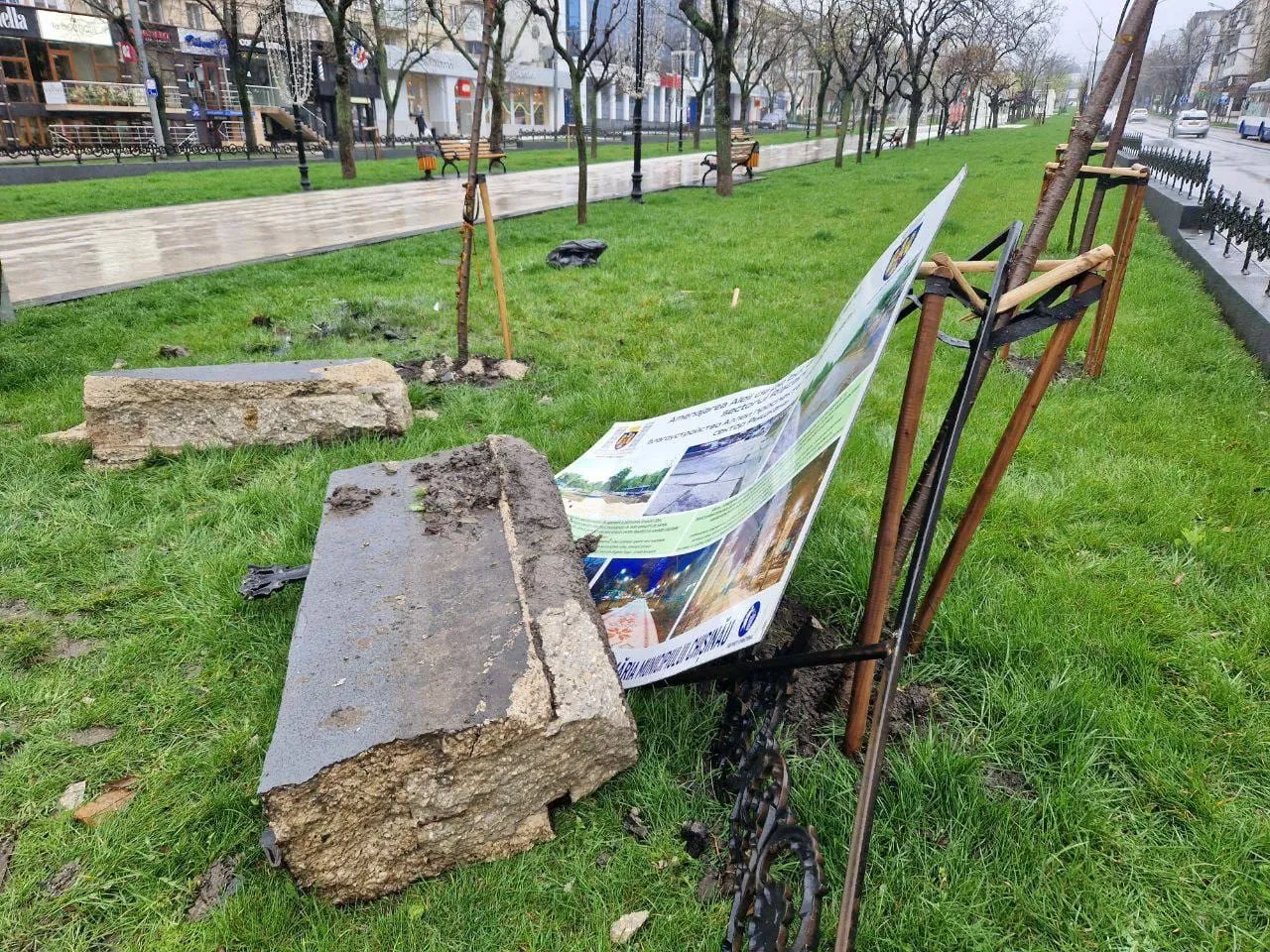 На аллее Григоре Виеру автомобиль врезался в ограждение, разрушив его