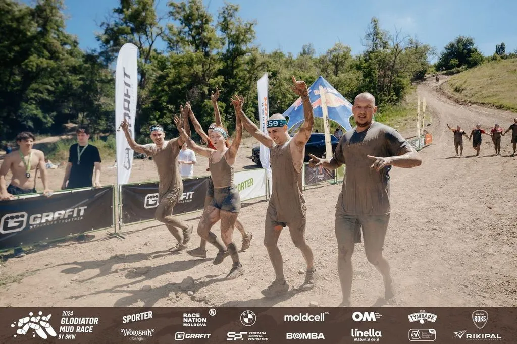 Glodiator Mud Race by BMW искупал в грязи 500 человек