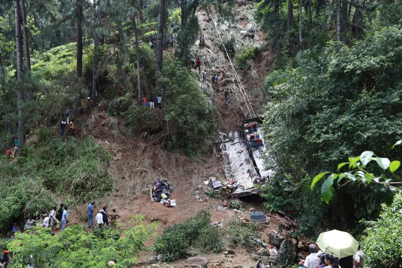 Un autobuz s-a prăbușit de pe o stâncă în Sri Lanka: 21 de persoane au murit