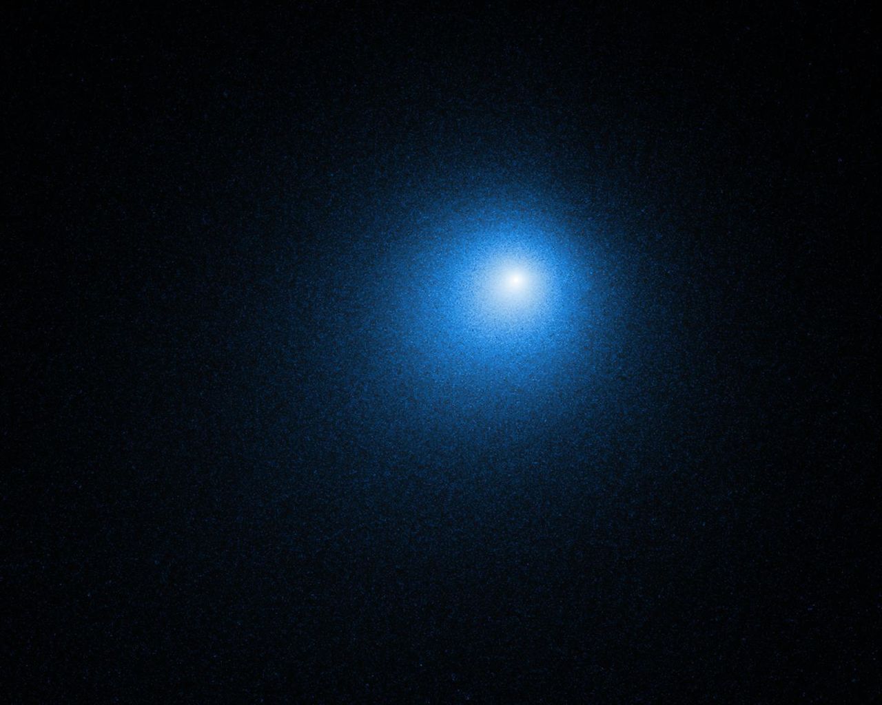 NASA показало "самую яркую комету года" на фото