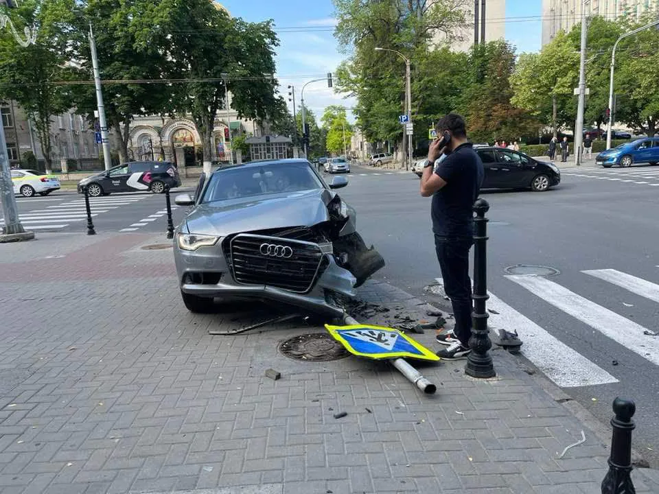 В центре Кишинева автомобиль снес дорожный знак
