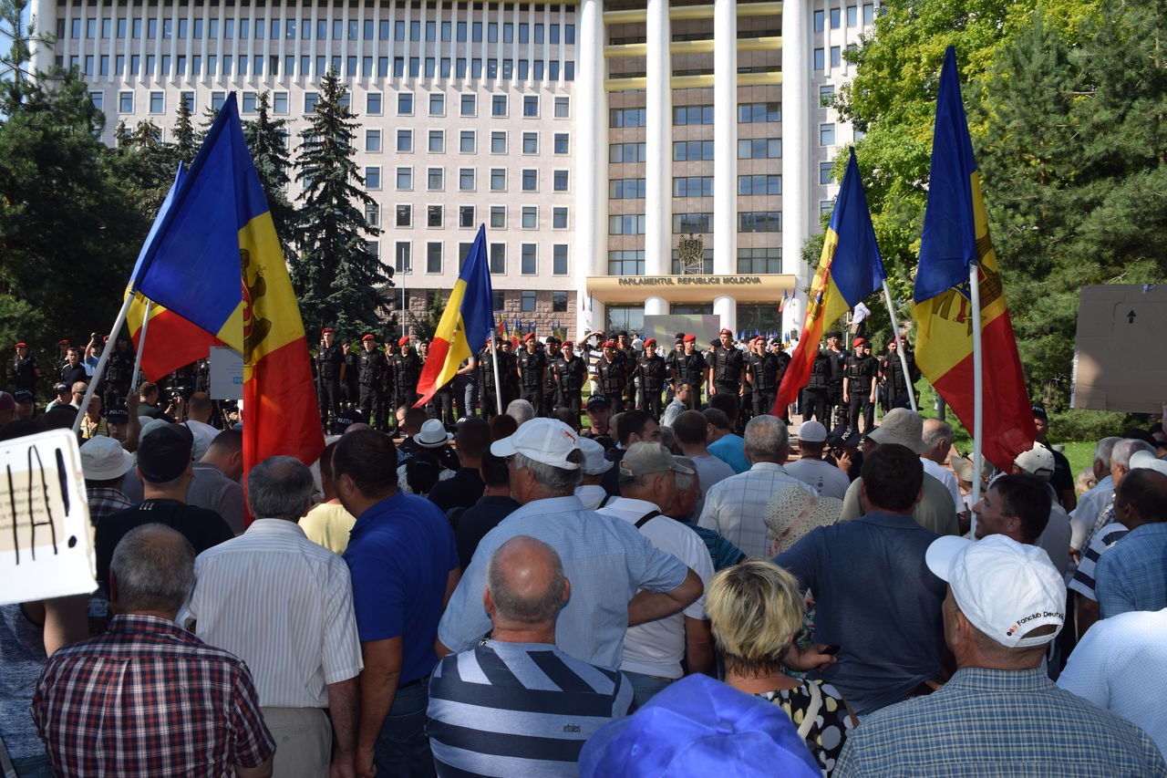 Protest în fața Parlamentului. Polițiștii au împânzit zona