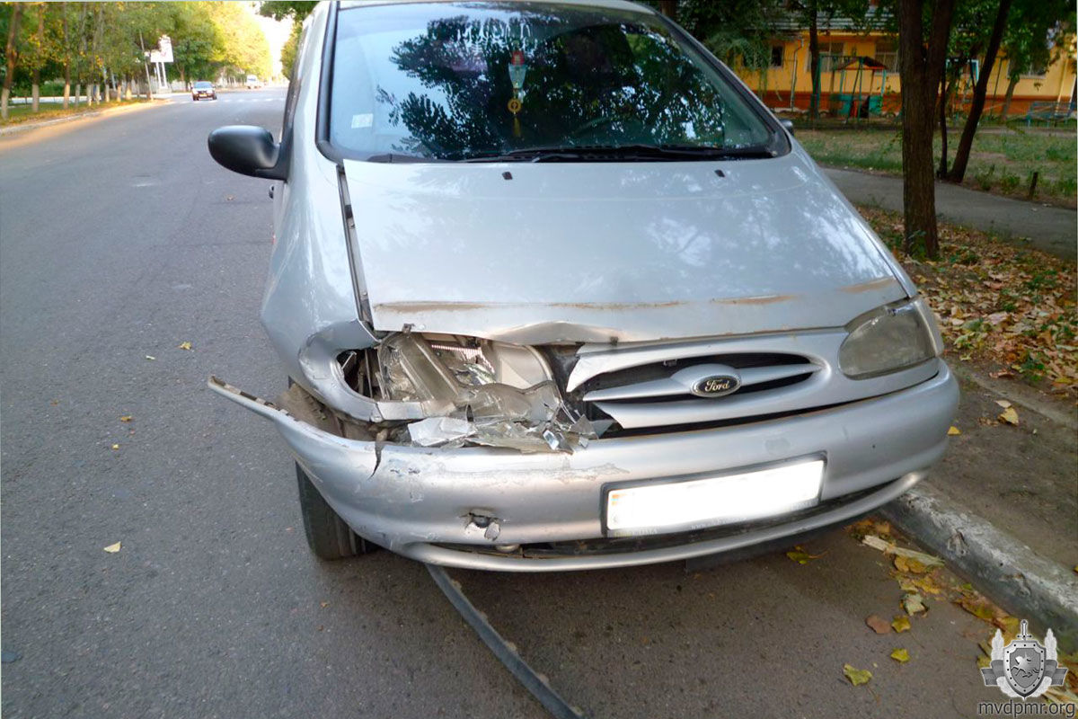 В Тирасполе водитель не справился с управлением и врезался в дерево