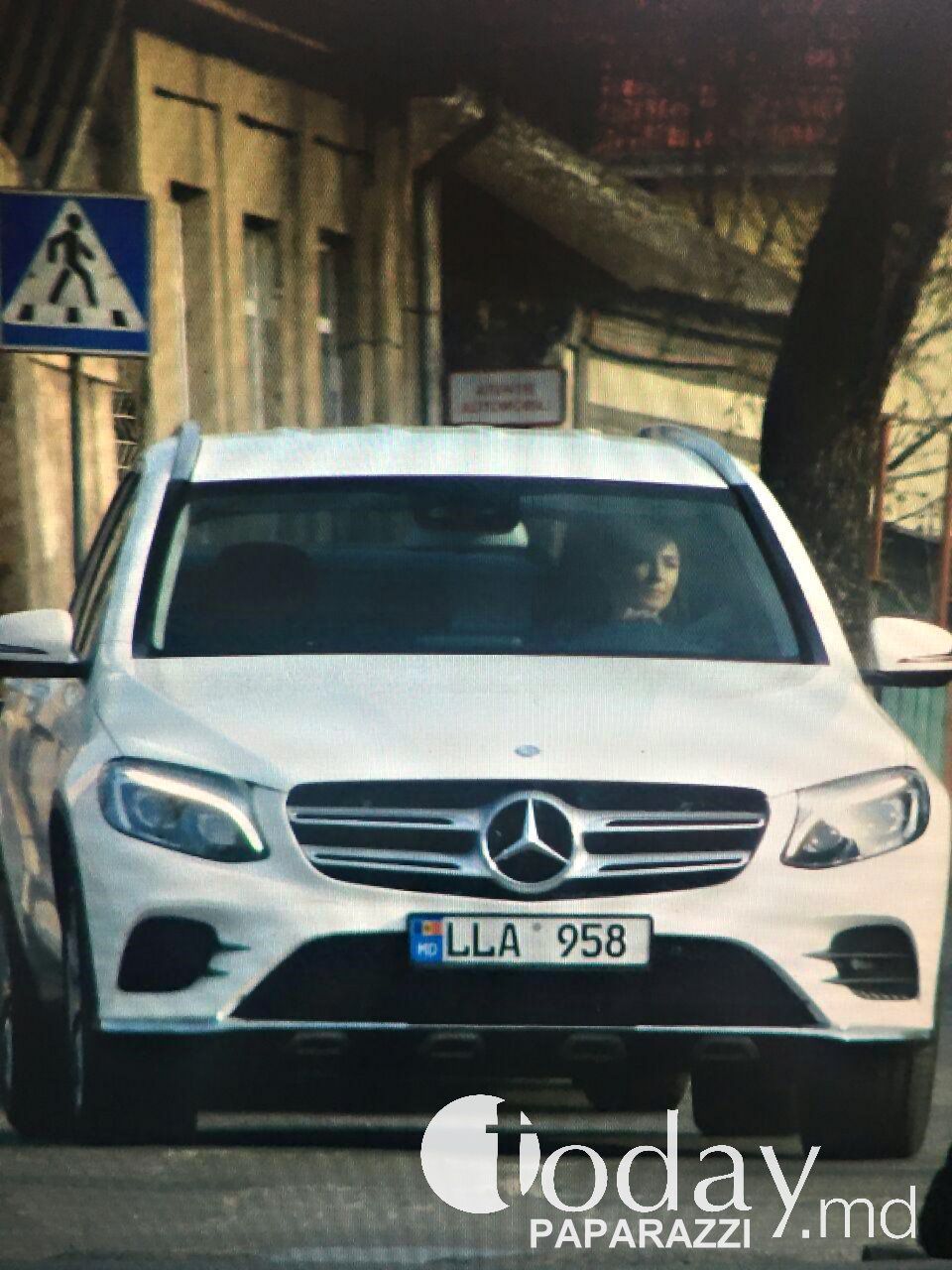 Internauții o roagă pe Angela Gonța să le împrumute Mercedesul