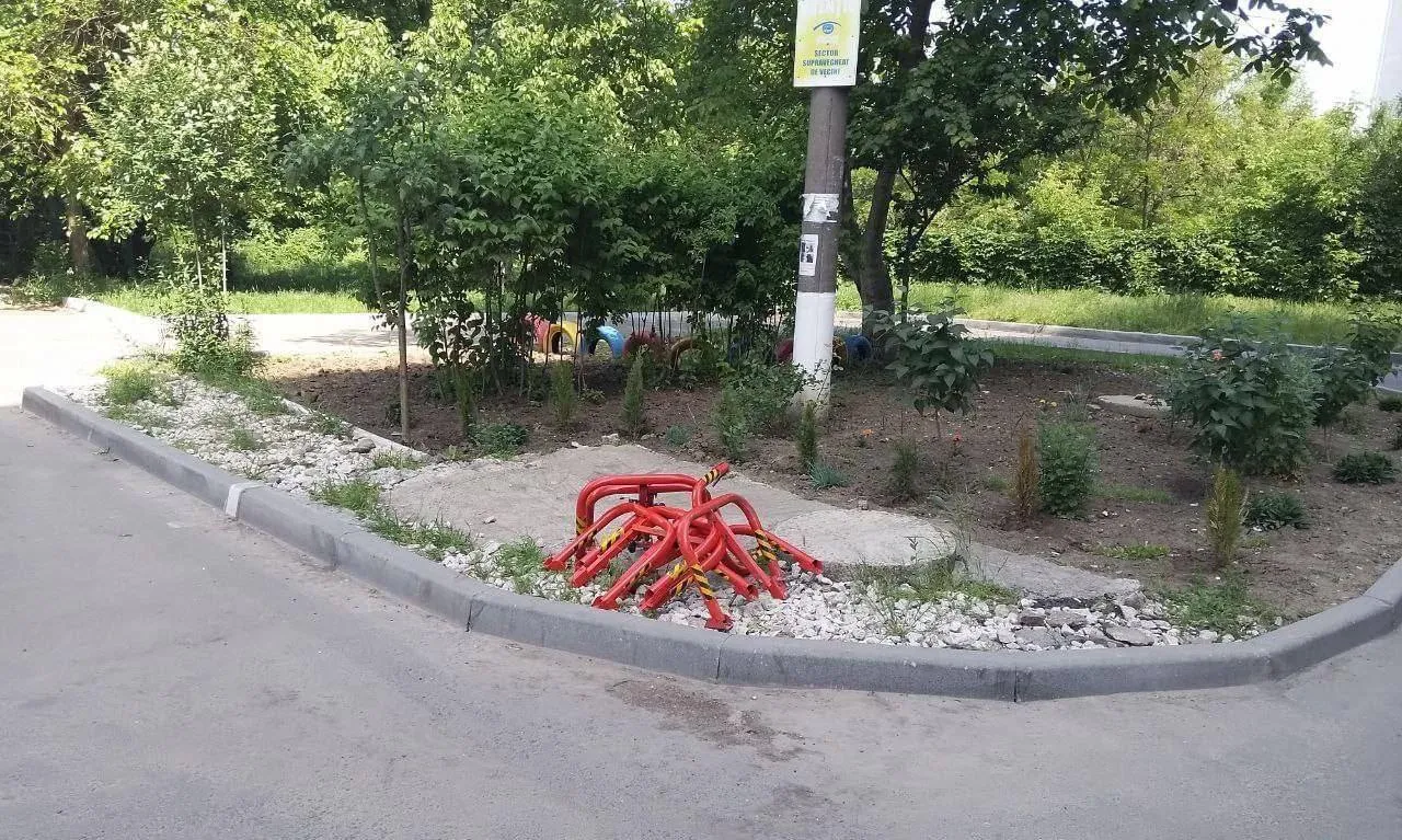 В столице демонтировали незаконно установленные противопарковочные элементы