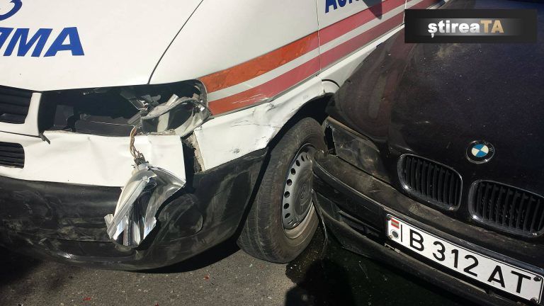 В центре Кишинева столкнулись скорая помощь и BMW