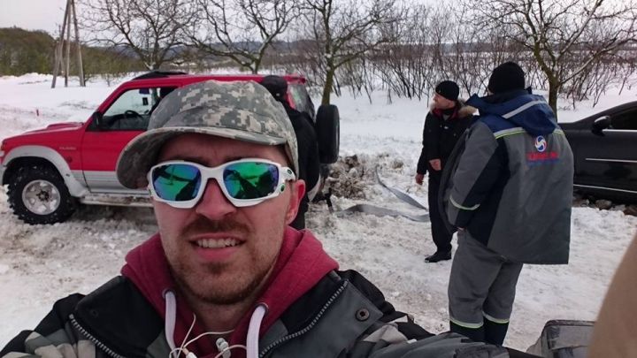 Autospecială pentru deszăpezire, blocată în nămeți! Voluntarii cu Jeepuri salvează prizonierii zăpezii
