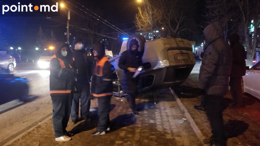 На Ботанике скорая помощь попала в аварию, второй автомобиль перевернулся