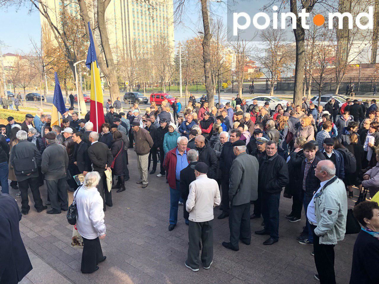 Перед парламентом собрались протестующие: Мы поддерживаем правительство Санду