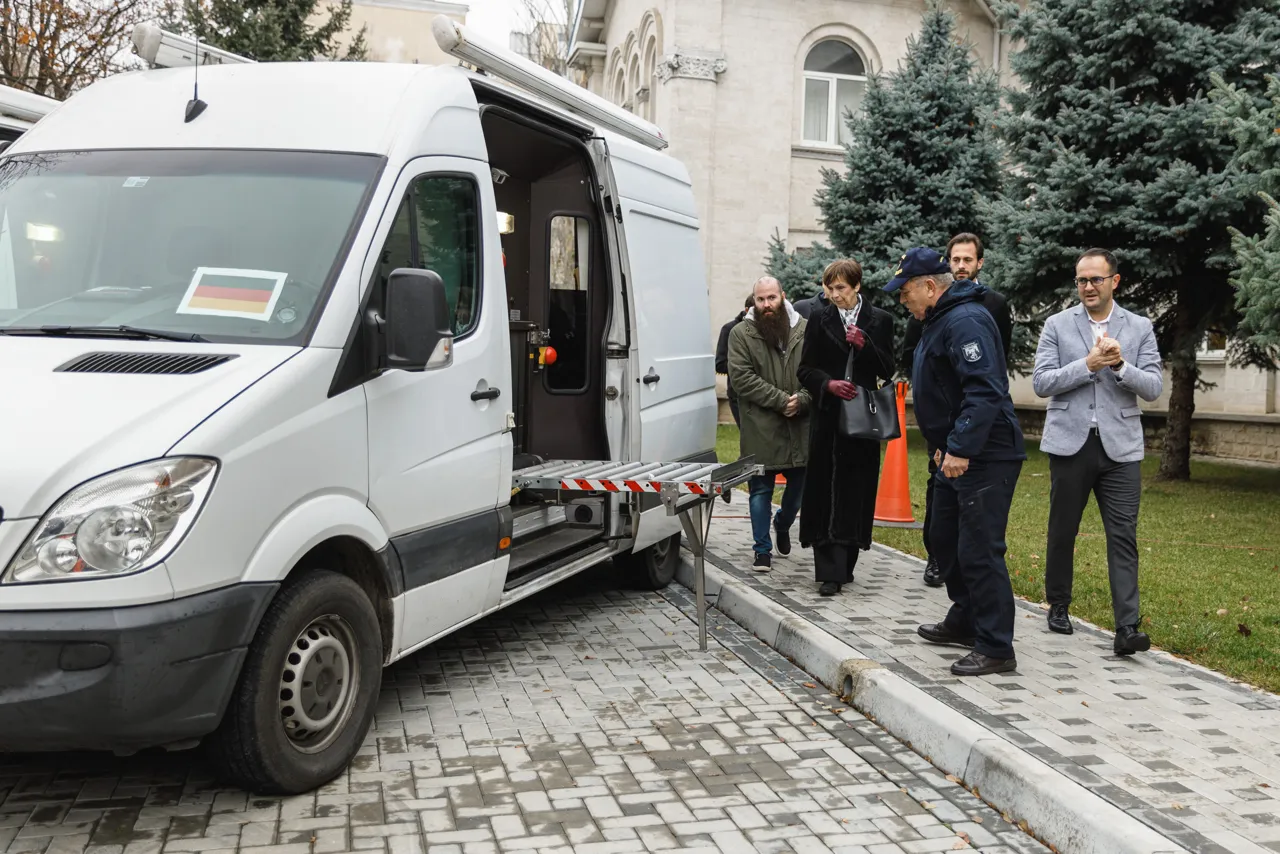 Таможенная служба Молдовы получила в дар микроавтобусы и технику