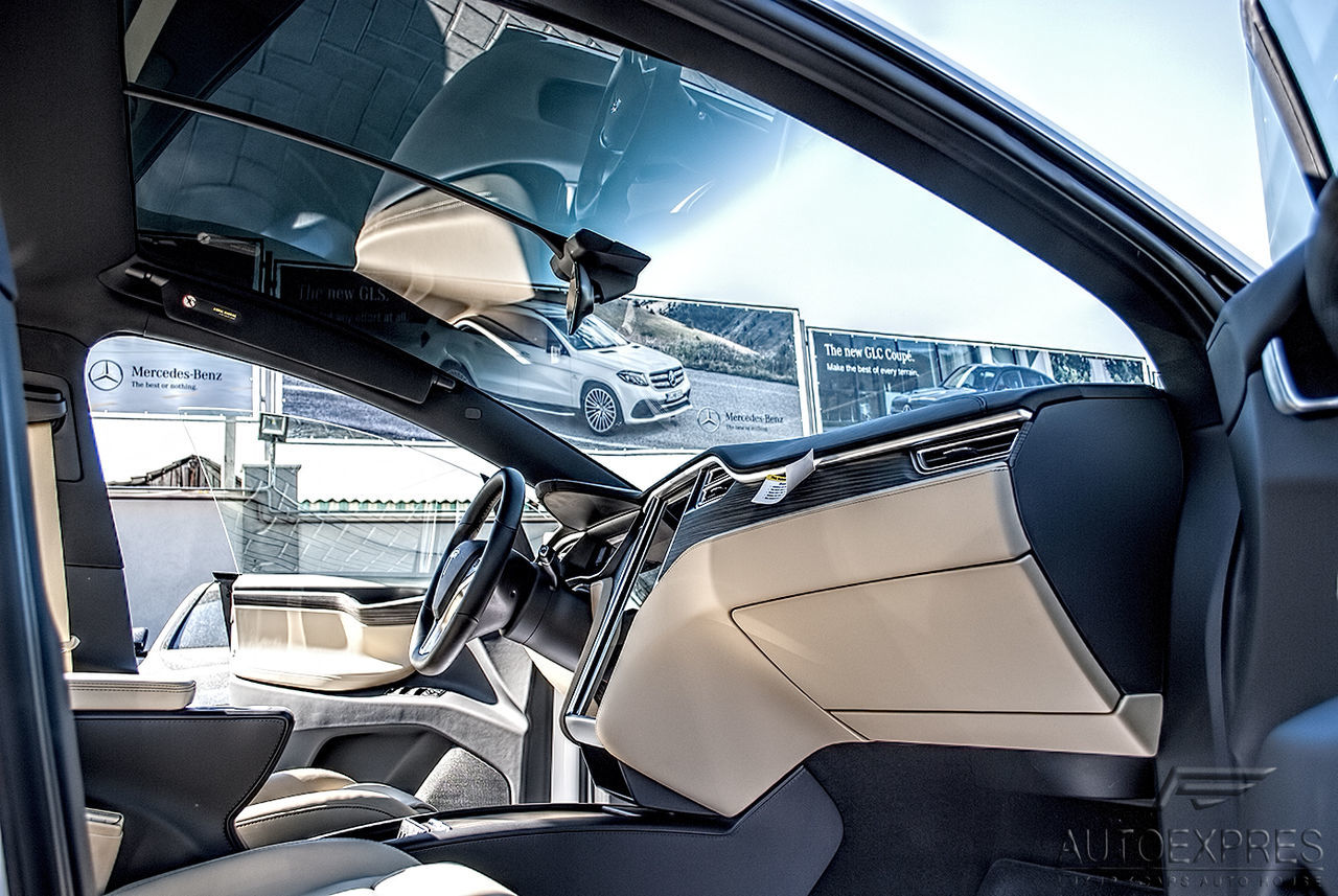 В Молдове выставили на продажу новую Tesla Model X