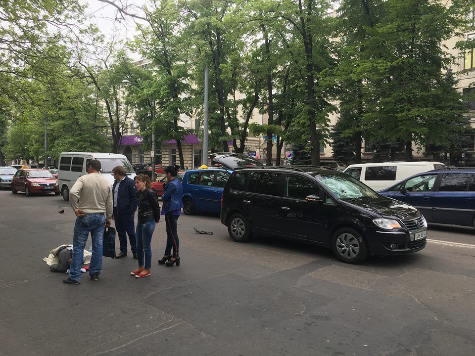 Un tânăr a fost lovit din plin în timp ce traversa neregulamentar bd. Ștefan cel Mare