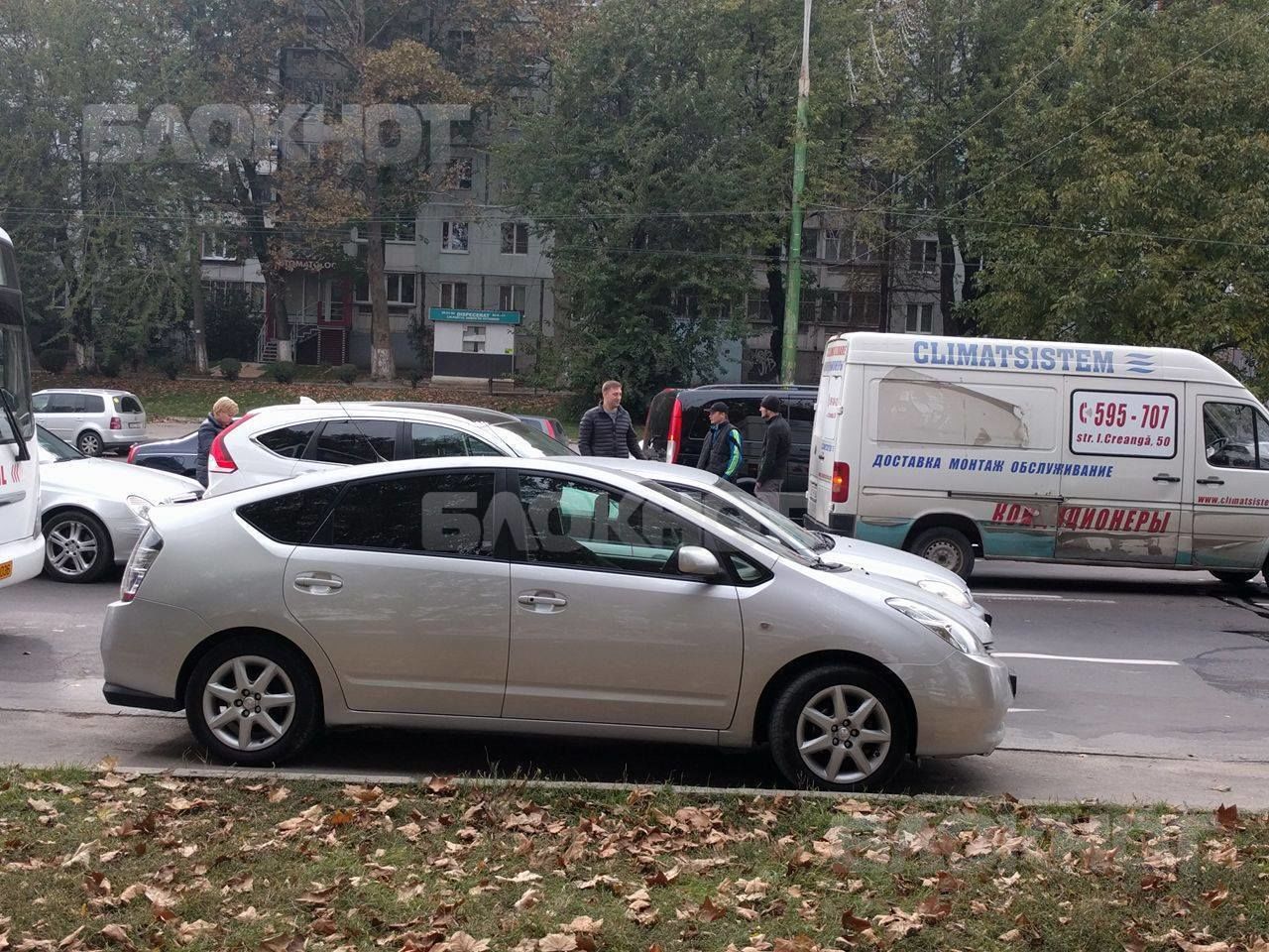 На бульваре Дачия столкнулись сразу пять автомобилей